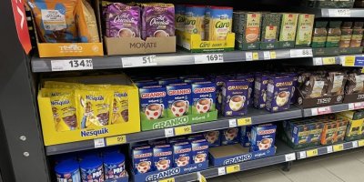 Instantní kakaové nápoje v supermarketu