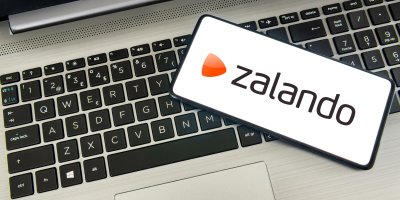 Mobil s nápisem Zalando leží na notebooku
