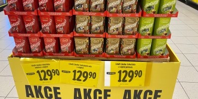 Čokoládové pralinky Lindt v akci v supermarketu