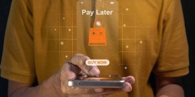 Muž používá mobilní telefon pro odloženou platbu