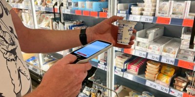 Zákazník v supermarketu skenuje zboží 
