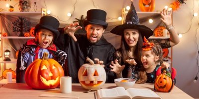 Čtyřčlenná rodina v halloweenských kostýmech