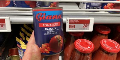Konzerva rajčat v supermarketu