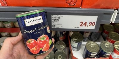 Konzerva rajčat v supermarketu