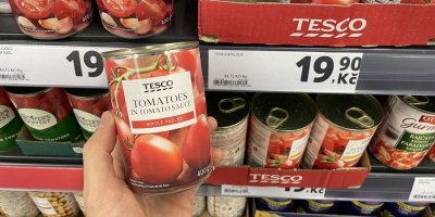 Konzervy rajčat v supermarketu