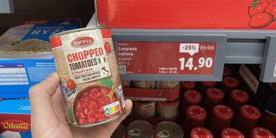 Konzerva rajčat v supermarketu