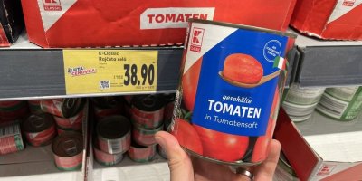 Konzerva rajčat v supermarketu