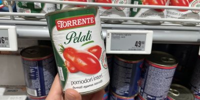Konzervovaná rajčata v supermarketu