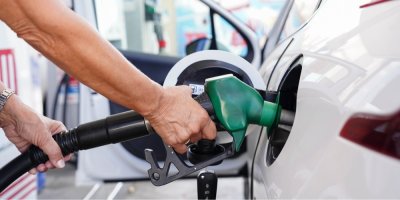 Člověk tankující auto na čerpací stanici
