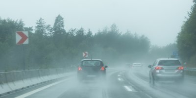 Auta za deště na dálnici