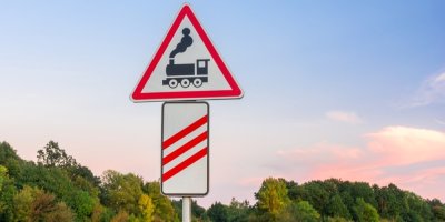 Trojúhelníková značka s vlakem a obdélníková značka se třemi červenými pruhy