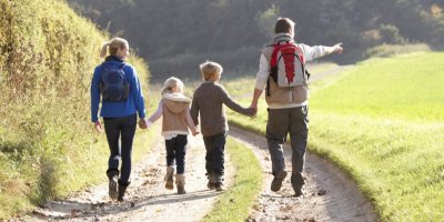 Rodina jde přírodou