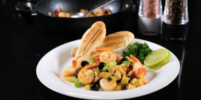 Restované krevety s rajčaty a olivami podle šéfkuchařů: Jednoduchý recept, který zvládne i laik