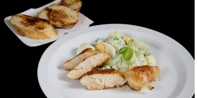 Avokádový salát s kuřecím masem. Videorecept na lehký oběd, který si můžete s sebou vzít do práce