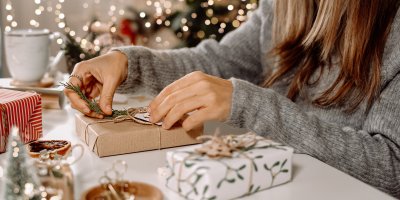 Žena balí vánoční dárky