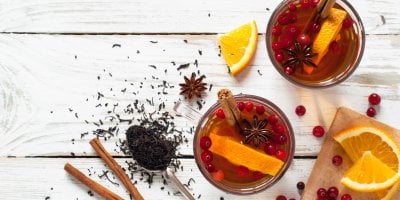 Skleničky s pečenými čaji a jejich ingredience