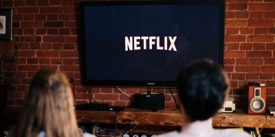 Předplacené karty Netflix se budou prodávat před Vánoci v Billa, Penny i Kauflandu