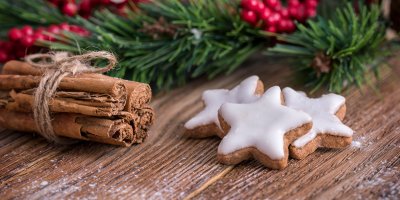 Tři kousky cukroví ve tvaru hvězdy, skořice, vánoční výzdoba