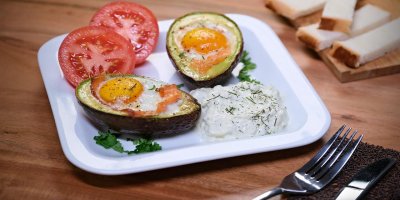 Recept na zapečené avokádo s vejcem a uzeným lososem