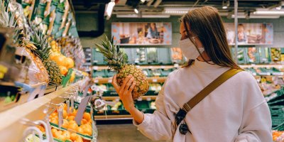 Obchody mohou mít nově otevřeno až do 23 hodin. Využije toho Tesco, Albert i Žabka