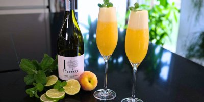 Broskvové Bellini: Luxusní letní drink z prosecca a broskví, který vyměníte za Aperol