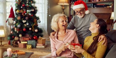 Vnoučata s prarodiči rozbalují dárky k Vánocům