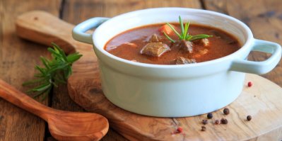 Tradiční gulášová polévka? Objevte klasiku, veganskou nebo zeleninovou variaci