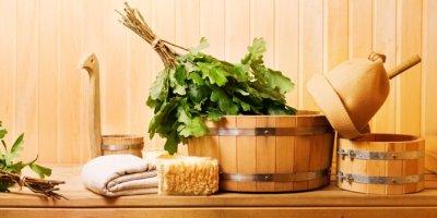 Doplňky do sauny - vědro, ručník, čepice a větvička