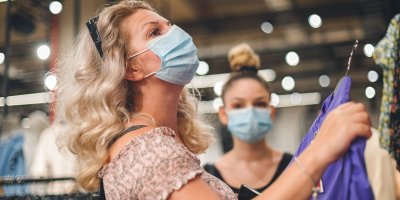 Omezení obchodů a služeb nebude podle sortimentu. Vláda chce snížit počet lidí v provozovnách