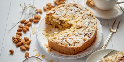 Švédský mandlový dort se žloutkovým krémem. 