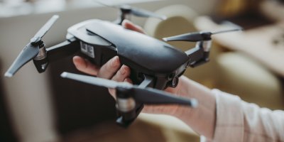 Od ledna 2020 platí pro létání dronů v Česku nová pravidla, do vzduchu smí jen se zkouškou