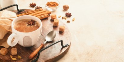 Masala Chai na dřevěném podnose