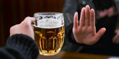 Společenské pití alkoholu je považováno za běžné, u nás dokonce za normální. Jak jej omezit a vyhnout se riziku závislosti?