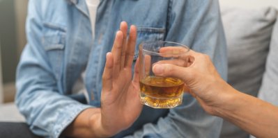 Muž odmítá skleničku alkoholu
