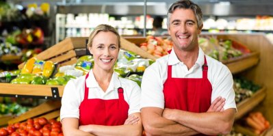 Žena a muž se založenýma rukama v supermarketu