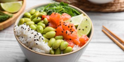 Poke bowl s lososem v misce