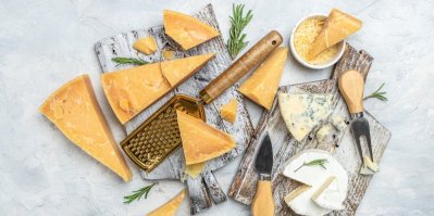  Čedar, brie a další druhy sýrů na prkýnku
