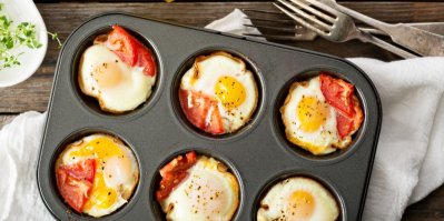 Pečené vejce se šunkou a rajčaty v muffinové formě
