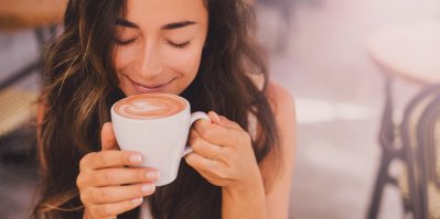 Mladá žena si vychutnává kávu