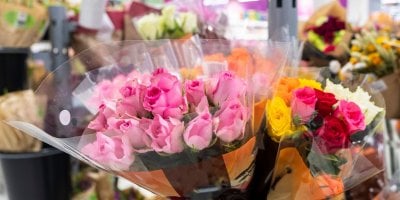 Kytice růží předchystané k zakoupení v obchodě