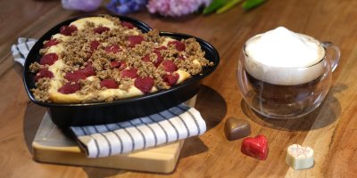 Česká verze cheesecaku, kterou pekly už naše babičky: Je celá z tvarohu, s ovocem a je to skvělý dárek ke Dni matek