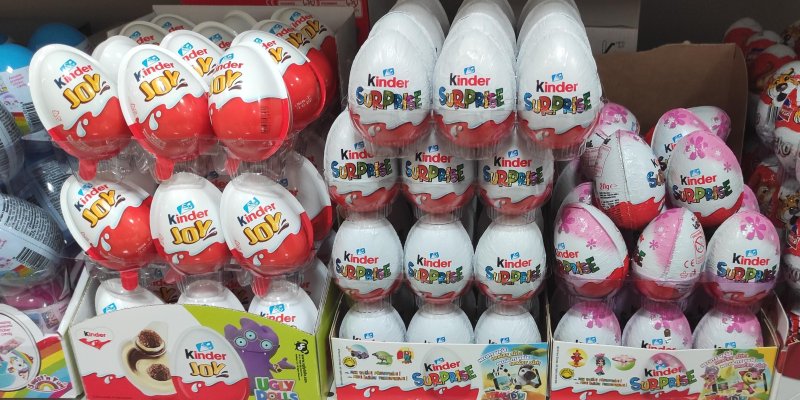 Mysleli, že se budou prodávat jen na Velikonoce – omyl! Kinder vajíčka milují děti po celém světě, v USA jsou zakázané