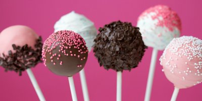 Vyrobte si s dětmi barevná dortová lízátka! Cake pops jsou překvapivě jednoduchá a hlavně dobrá