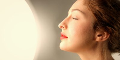 Horské slunce neboli obličejové solárium: Co to je a jak funguje?