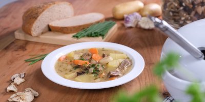 VIDEO: Hustá bramboračka se sušenými houbami, která zasytí a zahřeje