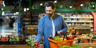 Muž nakupující v supermarketu
