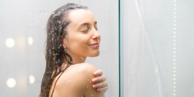 Mytí vlasů bez šamponu si některé ženy pochvalují.