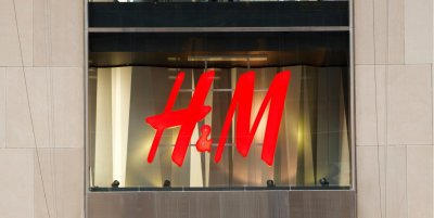 Firma H&M kopla v Číně do vosího hnízda, ta ji vymazala z map. O co v Sin-ťiangu vlastně jde?