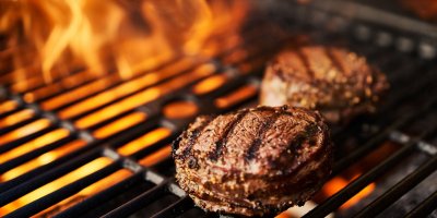Některé druhy hovězího a vepřového masa jsou na grilování vhodnější, jiné se hodí spíše pro pečení v troubě nebo dušení.