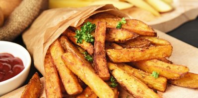 Domácí majonéza 3 v 1. Vykouzlíte ji za chviličku a skvěle chutná s křupavými hranolkami podle našeho receptu